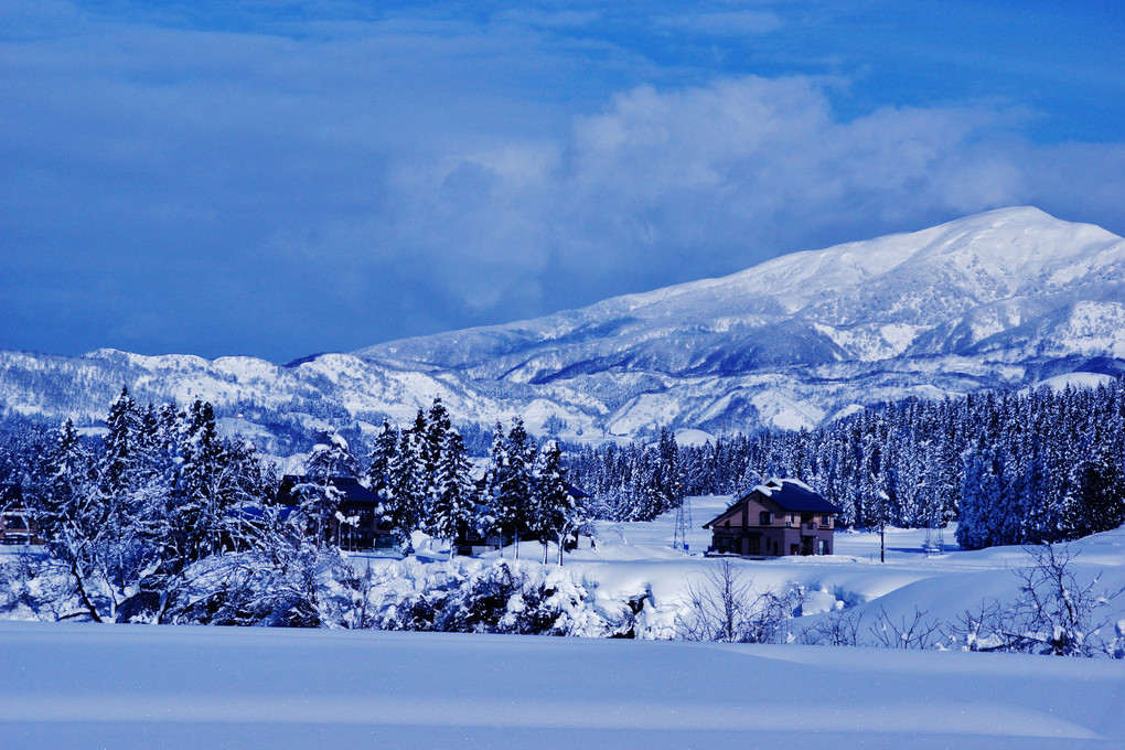 霊峰守門山と細野集落の雪景色