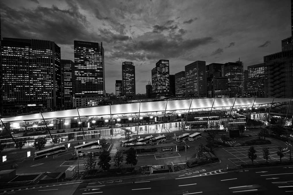 「光の帆」東京駅八重洲口:モノクロ