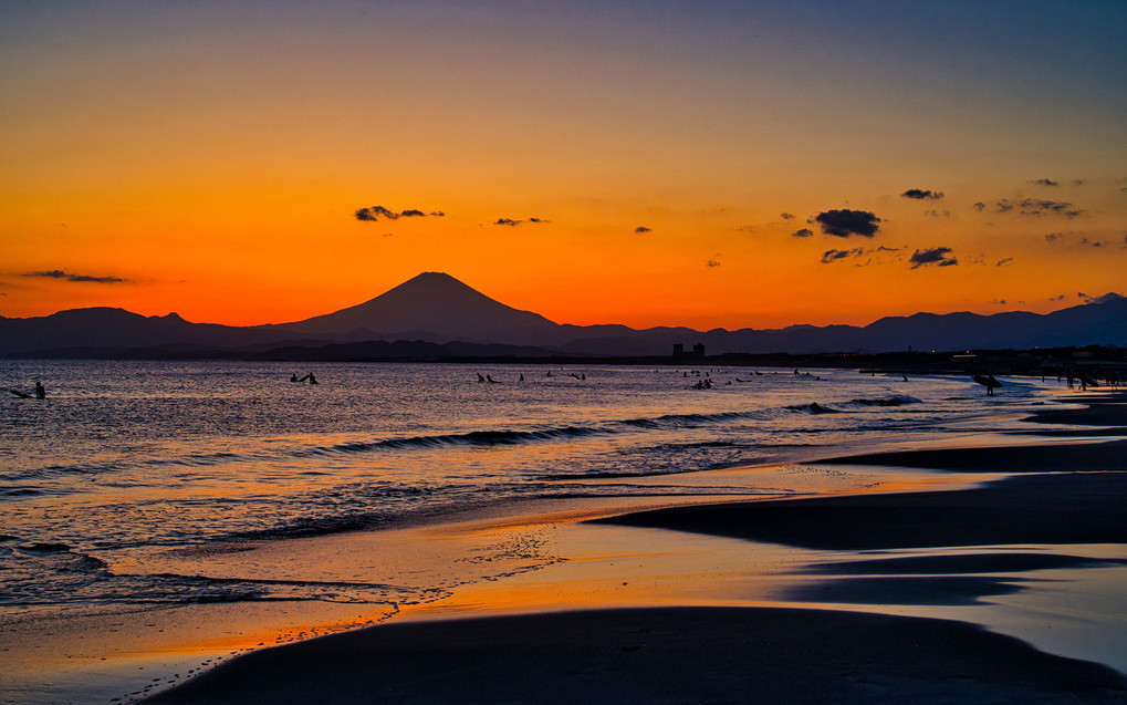 夕焼けに輝く砂浜・富士山夕景＠片瀬海岸・西浜　#カレンダー2024