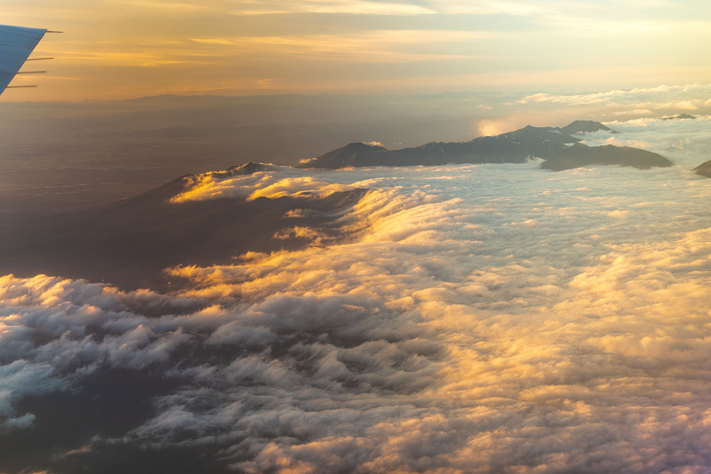 夕日に染まる雲海。。機上から。