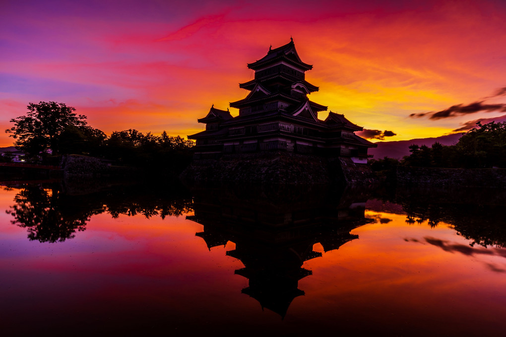 朝焼けに魅せられて～松本城～