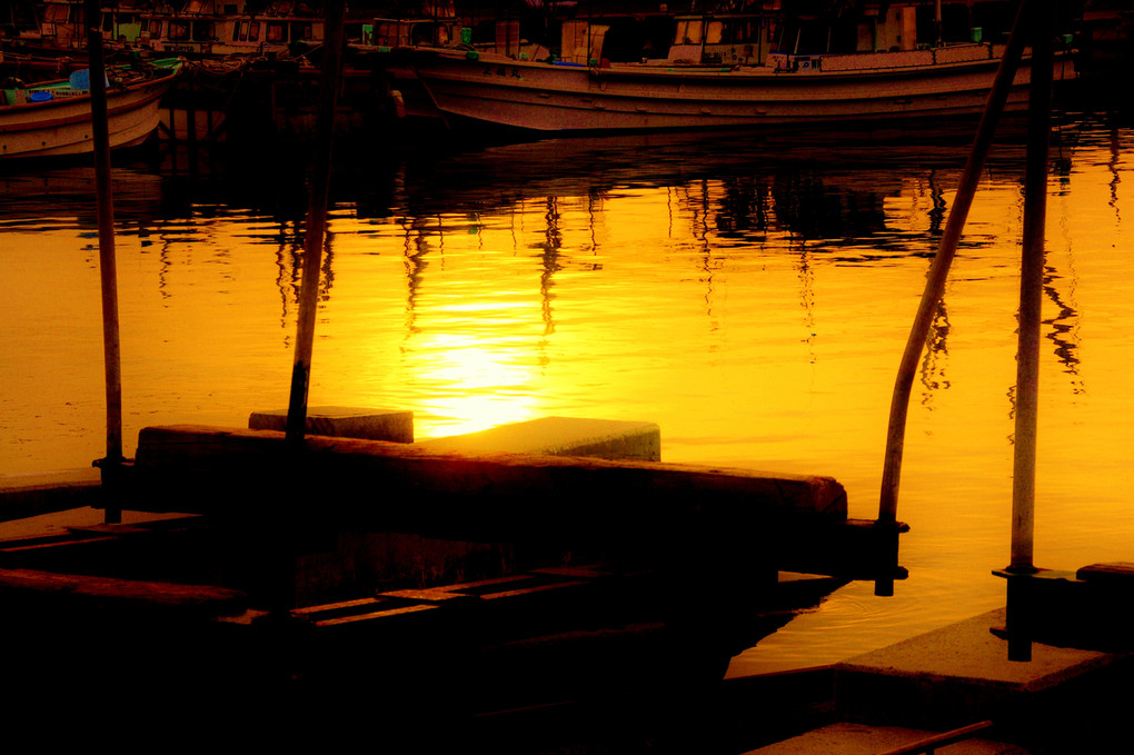 漁港に映す夕日