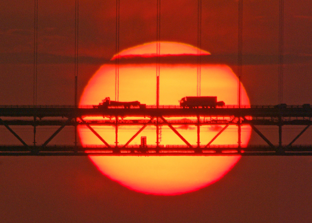 炎の太陽、瀬戸大橋を映す