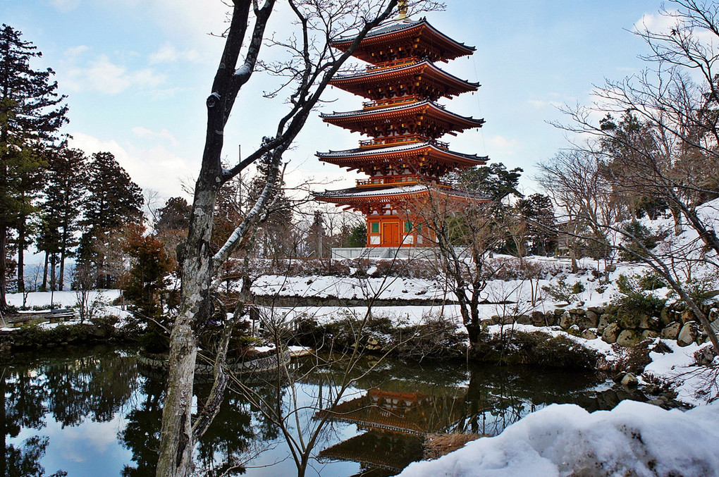 雪の成相寺五重塔