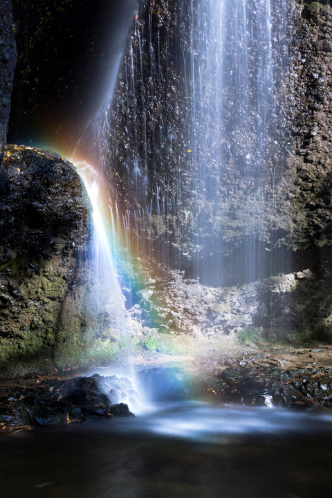 虹の流れる滝