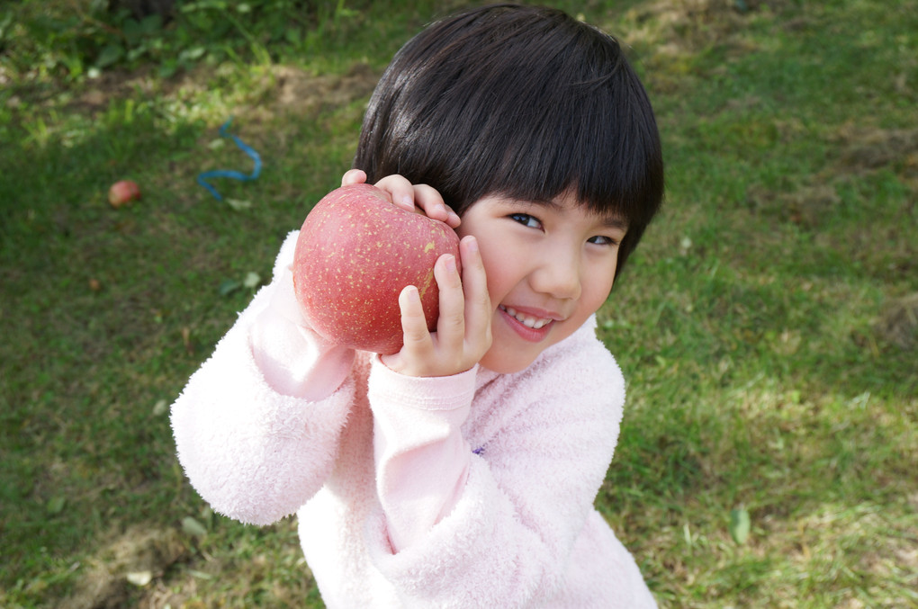リンゴと双子の娘たち(*^_^*)