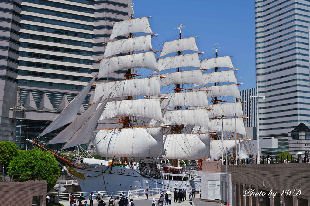高層ビルの海を行く帆船日本丸