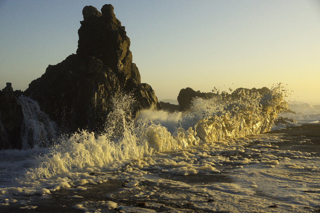 犬岩と波の花三態