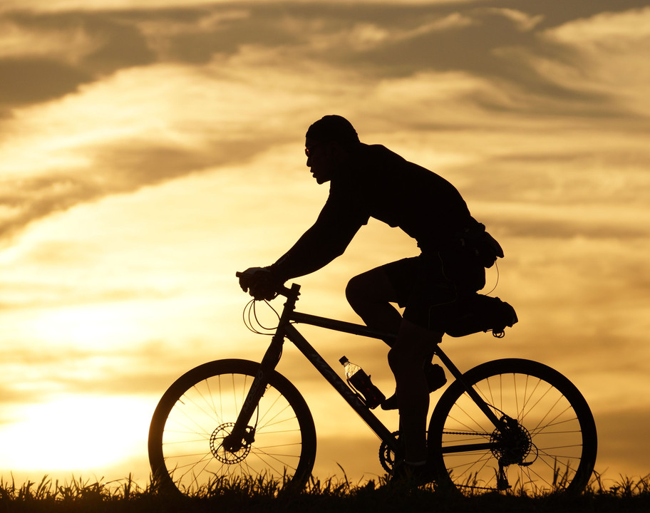夕陽に自転車