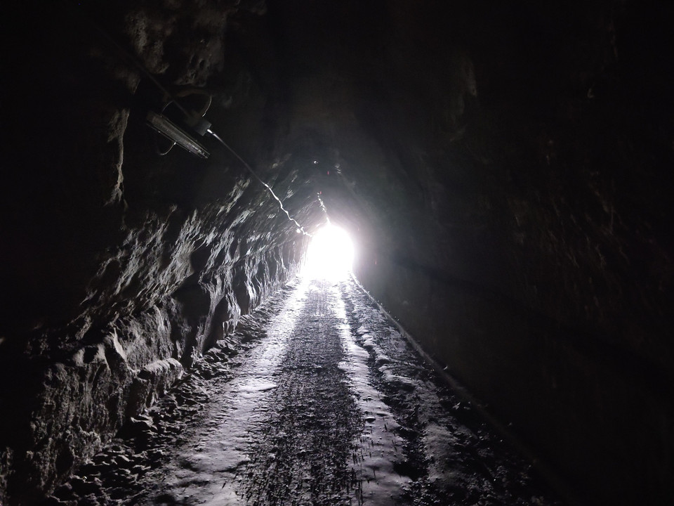 「永昌寺トンネル」(素掘りのトンネル)の中程で、カシャッです。