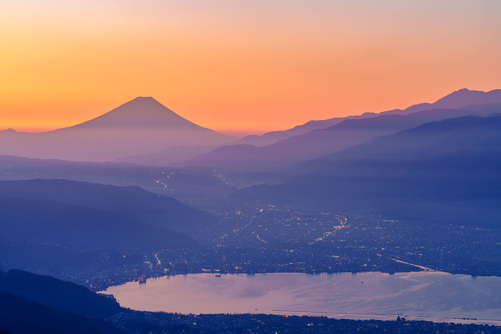 富士山と湖畔の朝 ～ 高ボッチ高原より