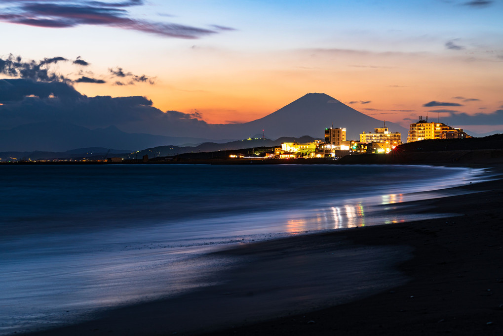 マジックアワーの波打ち際と富士山
