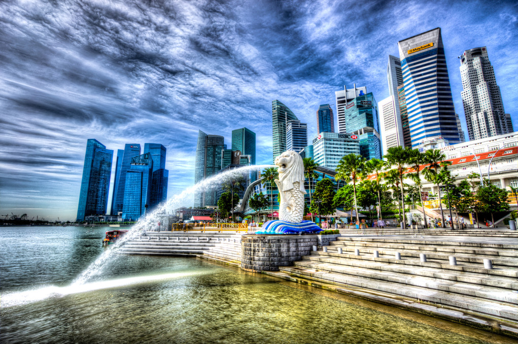 マーライオンとシンガポールの高層ビル群