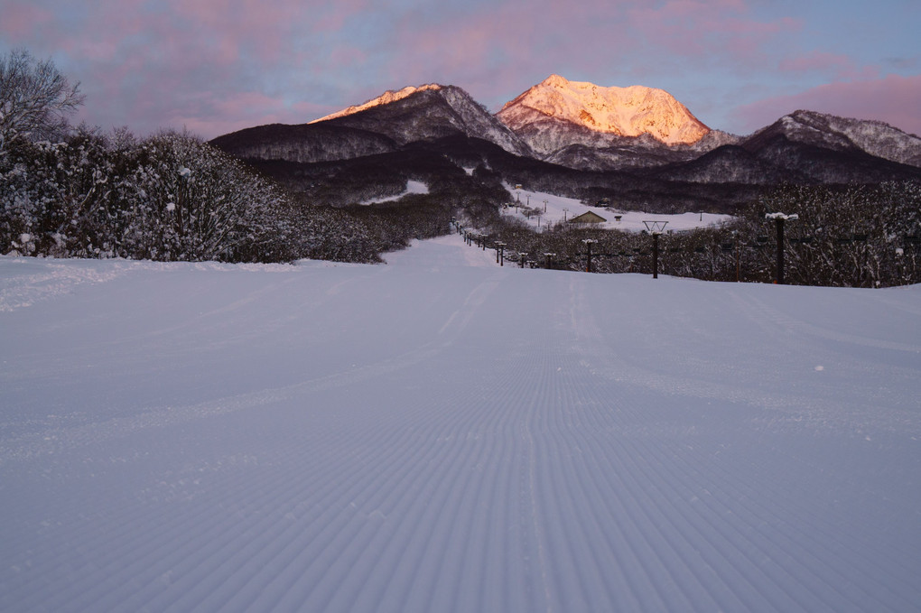 スキー場の夜明け
