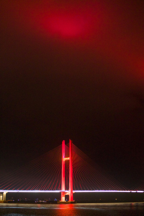 赤いライトアップの橋脚