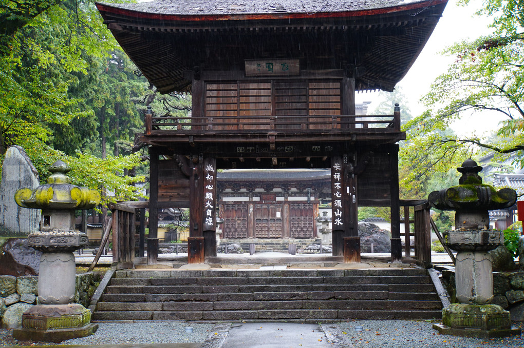 雨の恵林寺