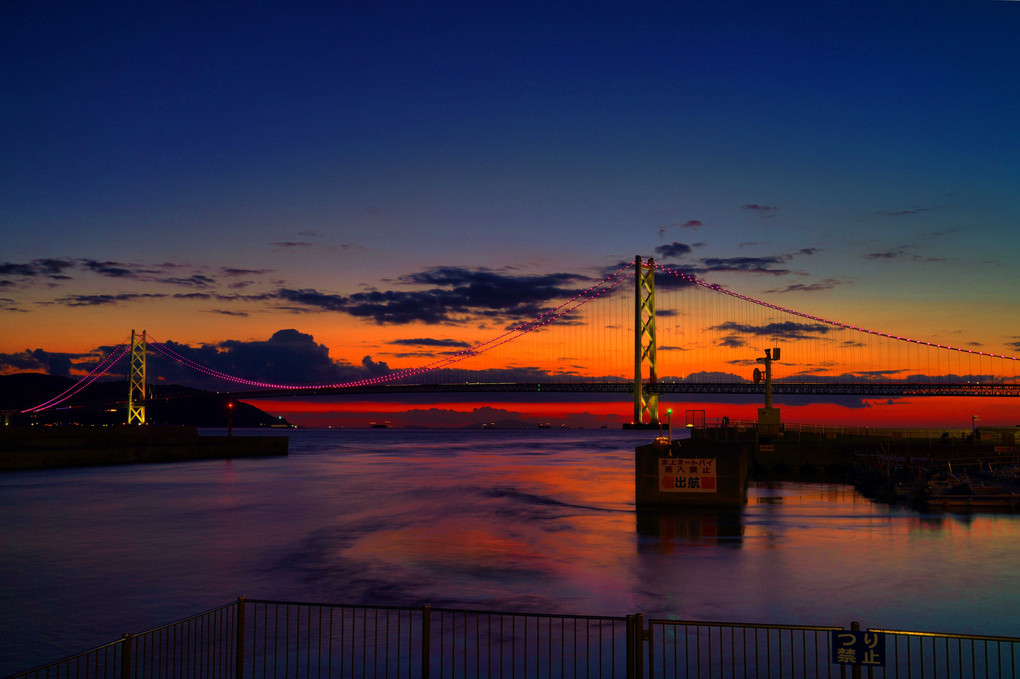 明石海峡大橋の夕夜景