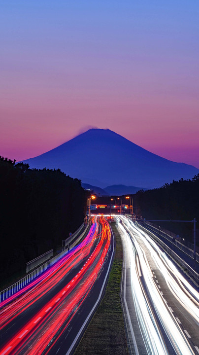 ～国道１３４号線の光跡夜景と富士～