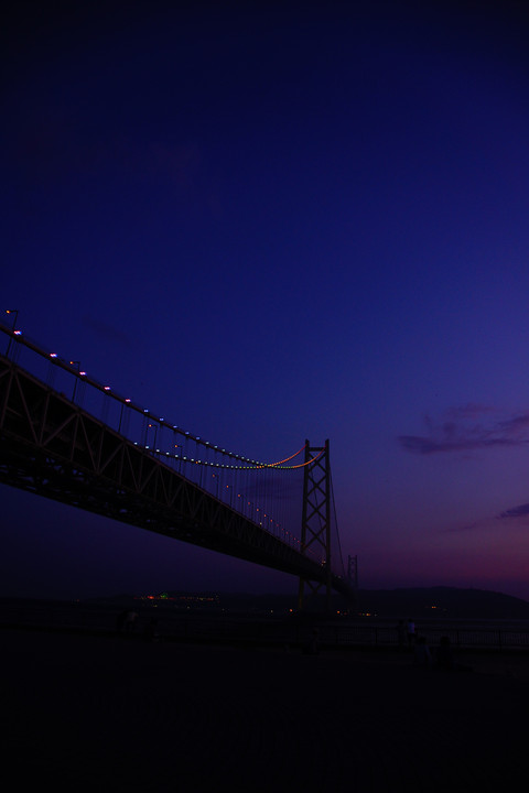 19：00の虹色イルミネーション＠明石大橋
