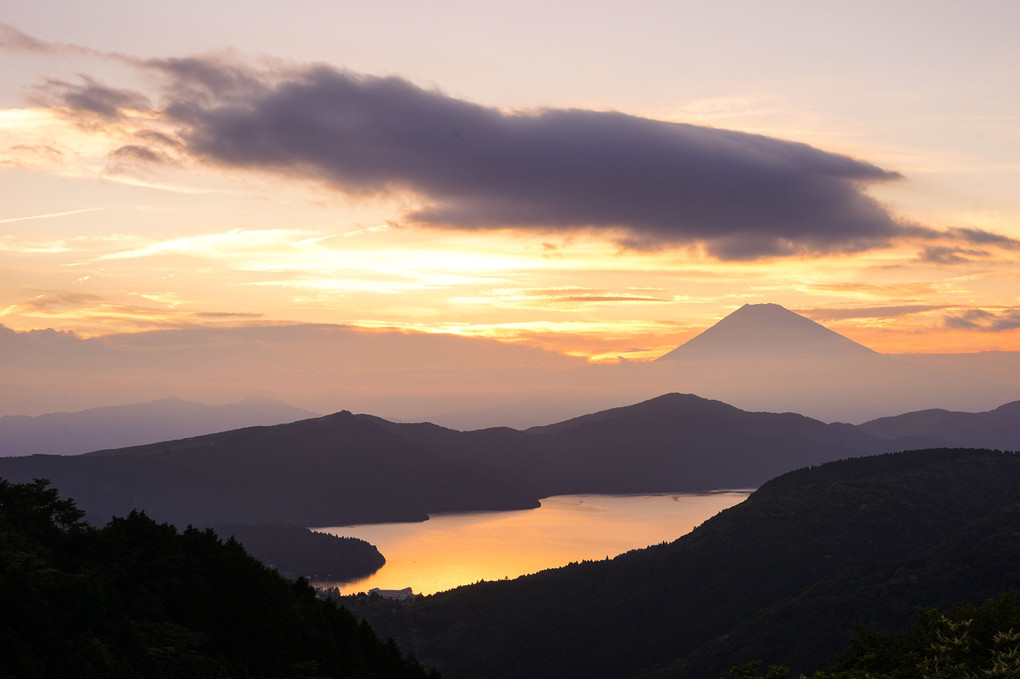 芦ノ湖と夏の富士山夕景