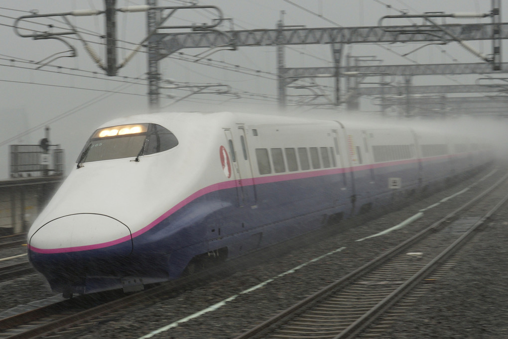 雨をきって走る東北新幹線（E2系新幹線J65編成）