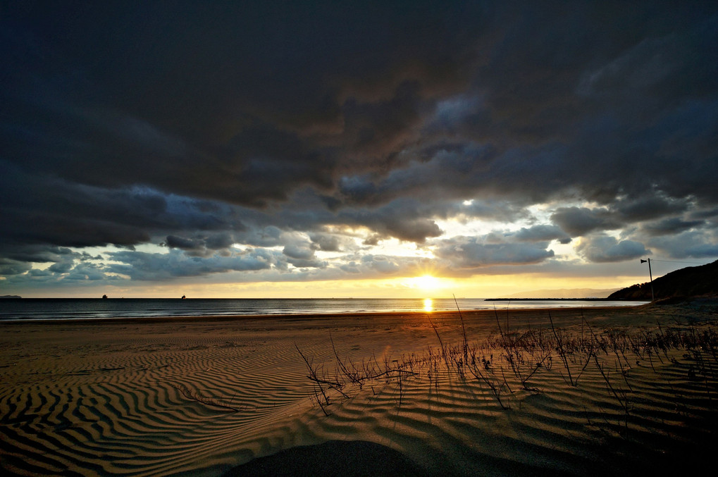 夕照する砂浜…磯ノ浦