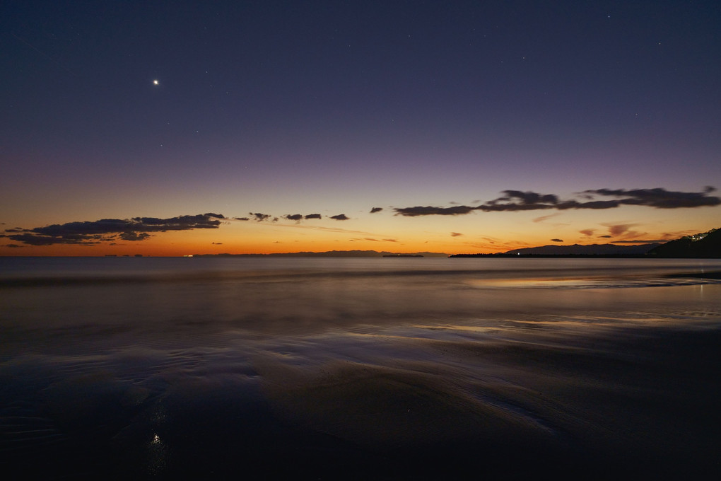 薄暮の渚と金星