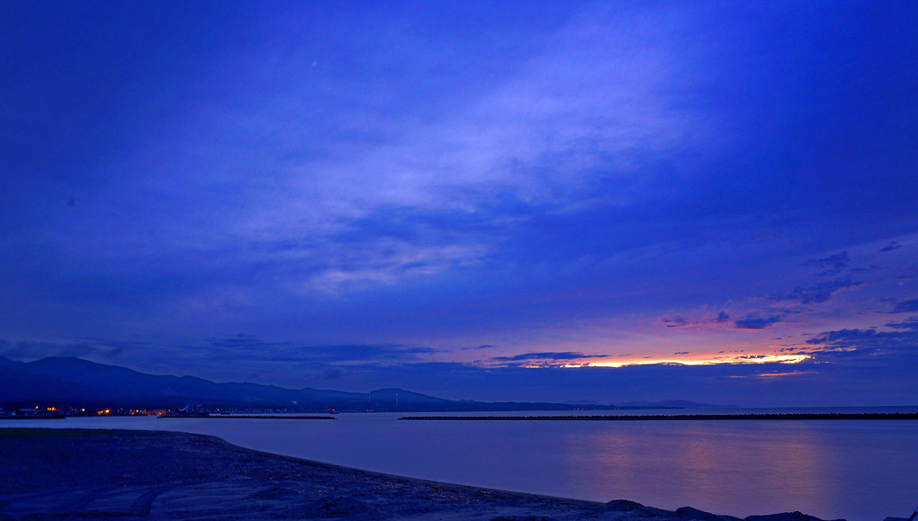 陸奥湾の夕景・梅雨時