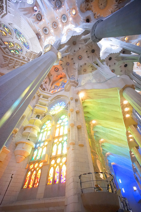 歓楽のバルセロナ～サグラダ・ファミリア　聖堂内部～
