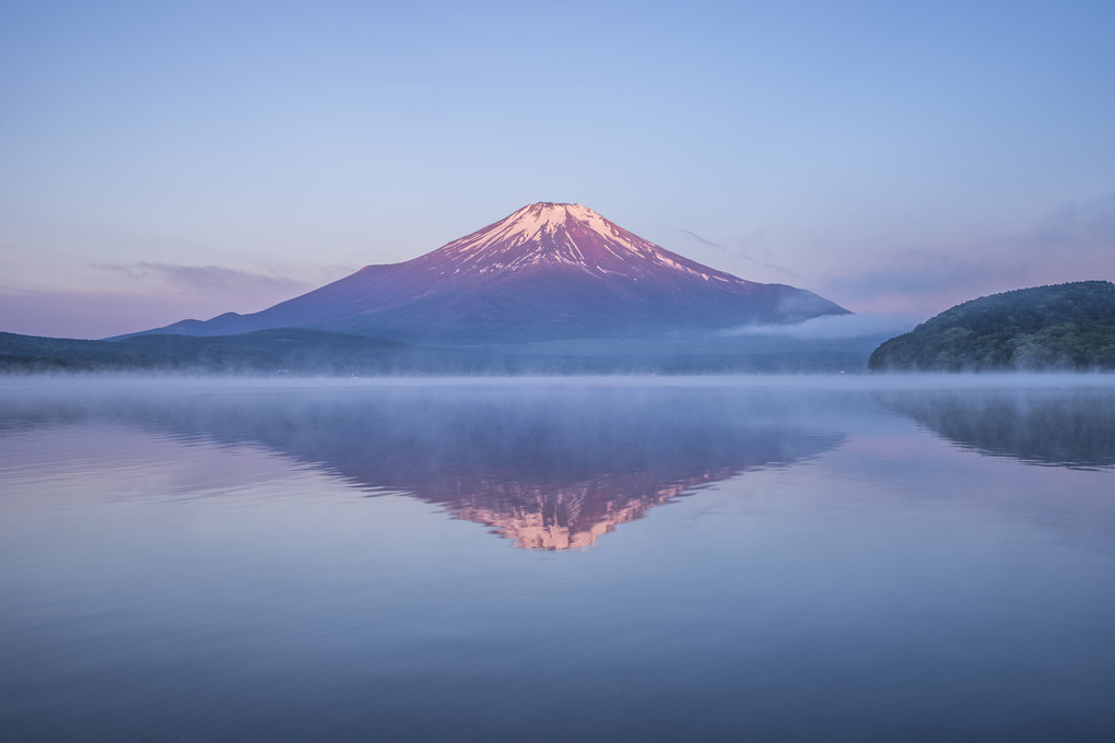 霧が漂う朝の紅富士