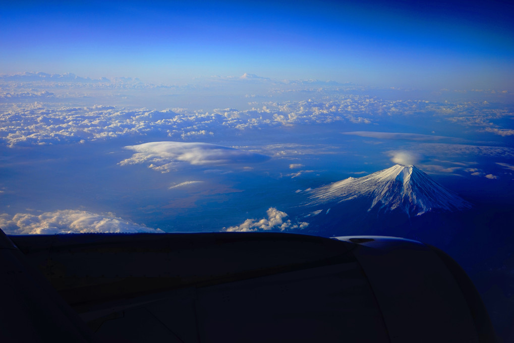機内から眺める富士の頂