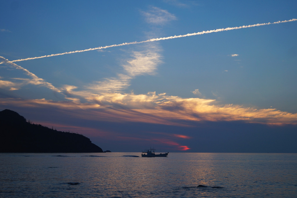 飛行機雲（山陰海岸の夕陽）