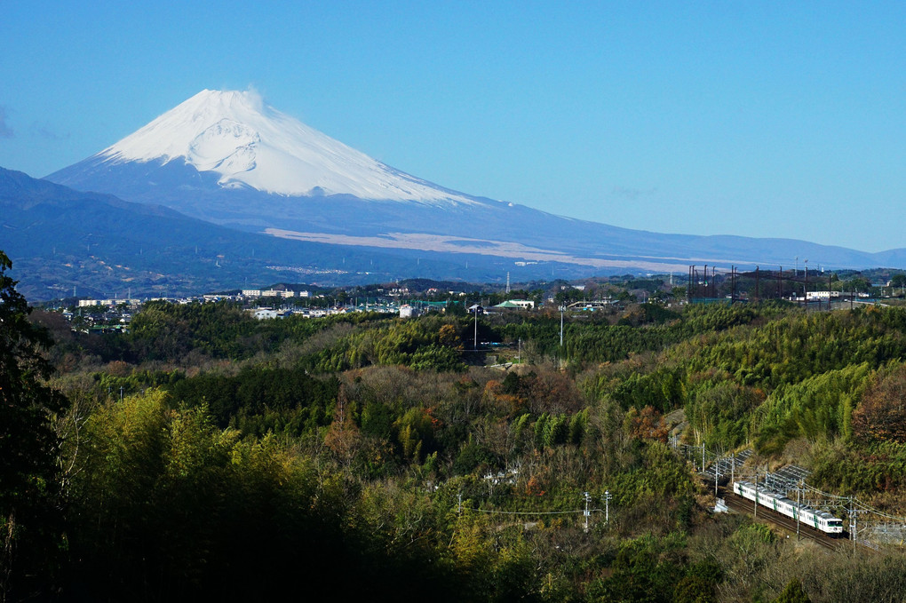 富士の高嶺に雪はふりつつ