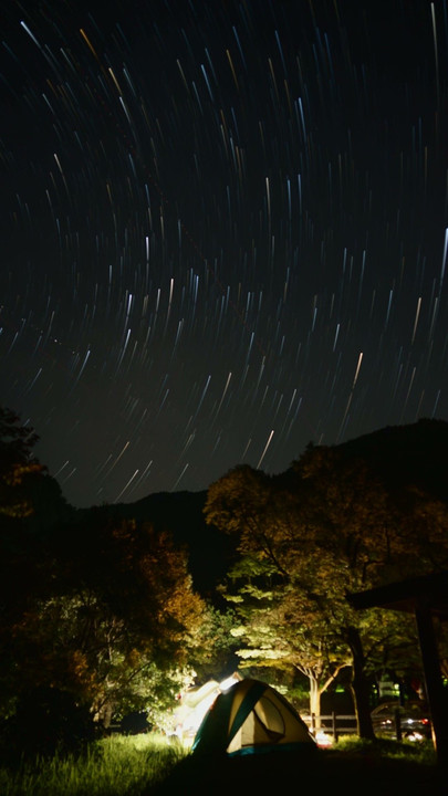 キャンプで流れる星を撮影