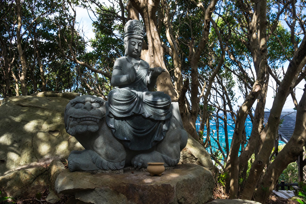 海近くで鎮座する仏像