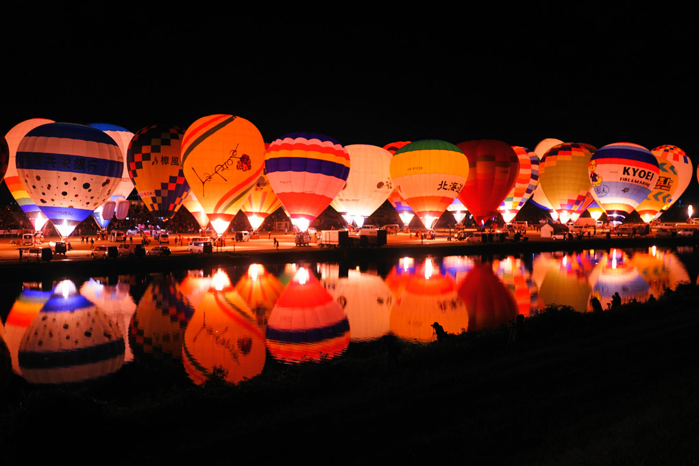 熱気球達の夜の集い（夜間係留）