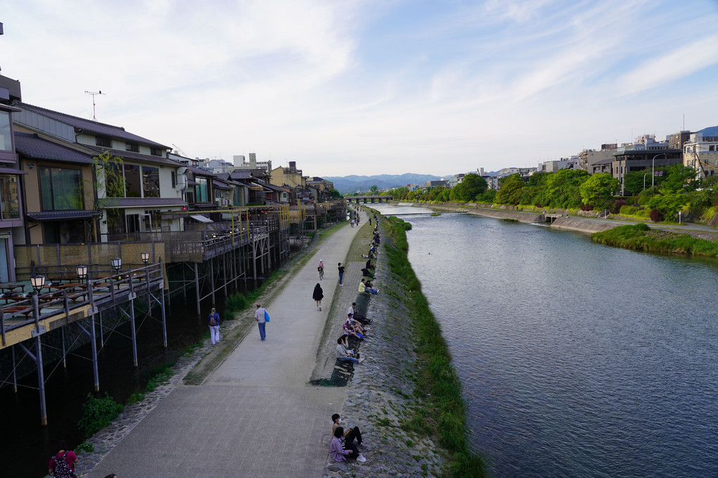 京都･鴨川夕景…床の季節