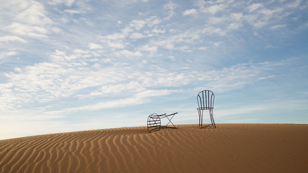 椅子の置かれた砂丘（メルズーガ、モロッコ）