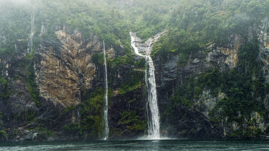 ミルフォード・サウンドの滝３（ニュージーランド）