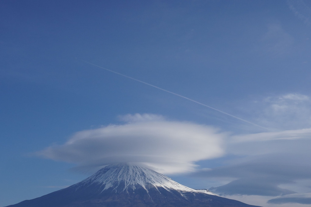 笠雲富士に右側には吊るし雲　上空には飛行機雲のトリプル模様の祝日