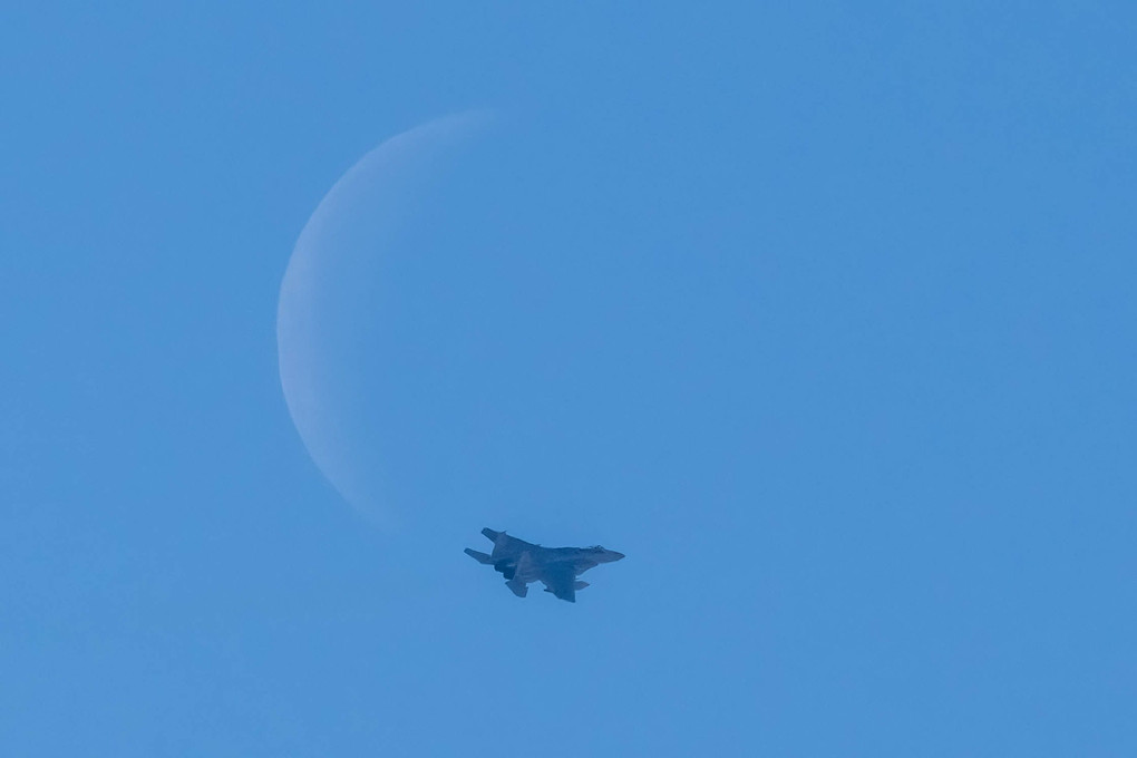 月と戦闘機