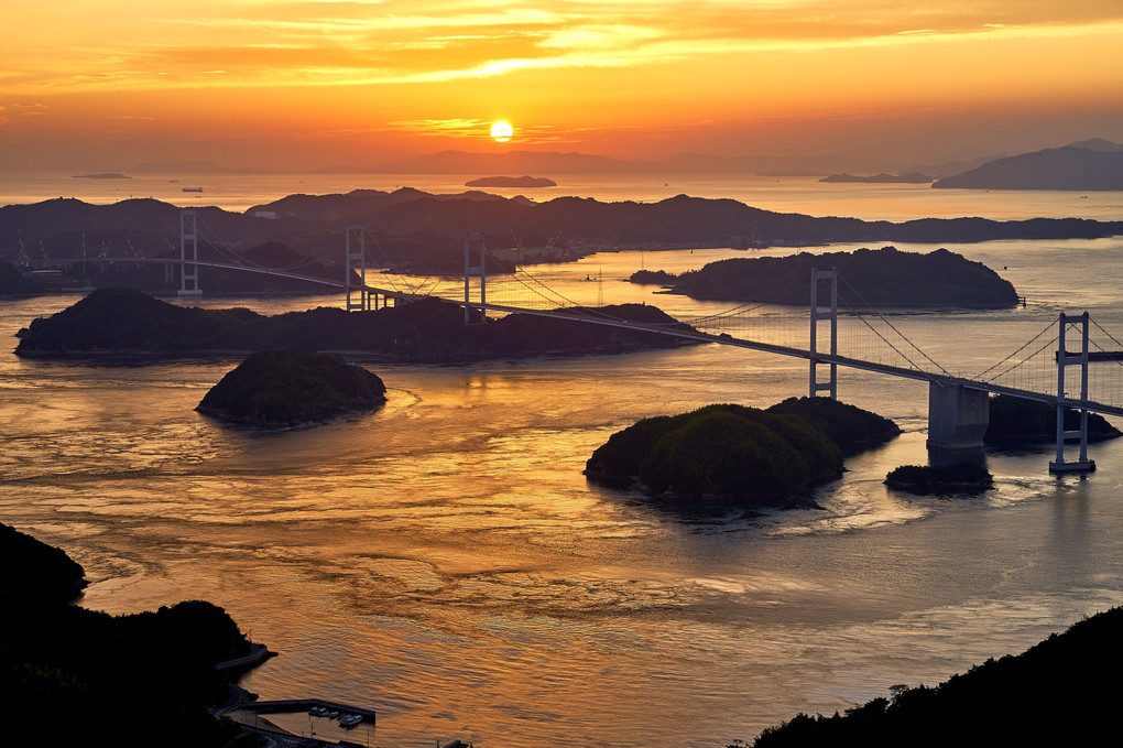 夕陽のしまなみ海道