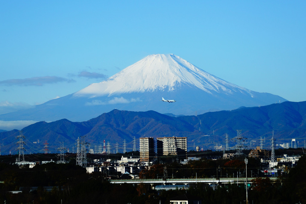 今朝の富士山 🗻　厚木基地へ向かう哨戒機と共に