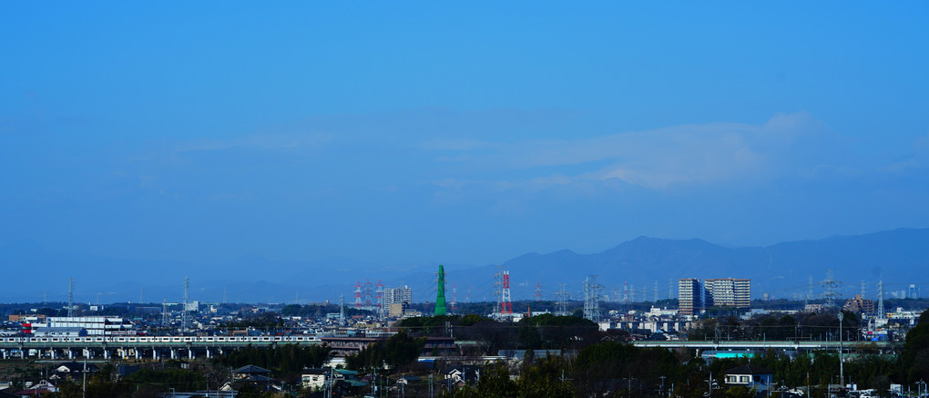 見えにくい富士山の前を行く相鉄いずみ野線車両
