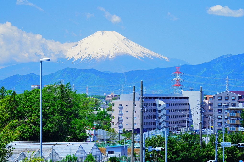 春の嵐が明けた富士山