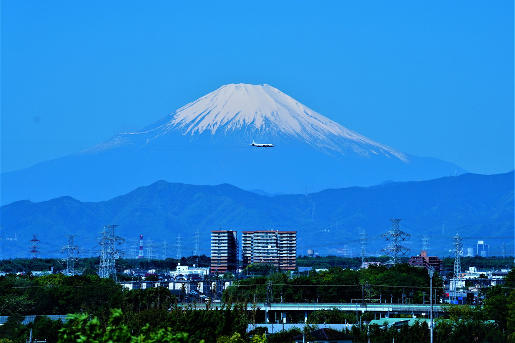 昨日の雷雨でクリヤーになった富士山　 上空にジャンボ機でしょうか？