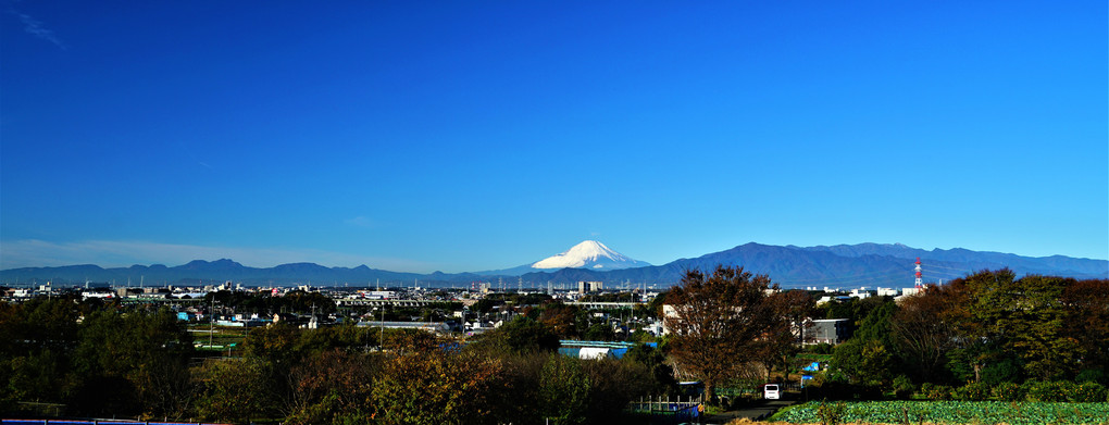富士山を中心に丹沢・大山から箱根の方までよく見えました．