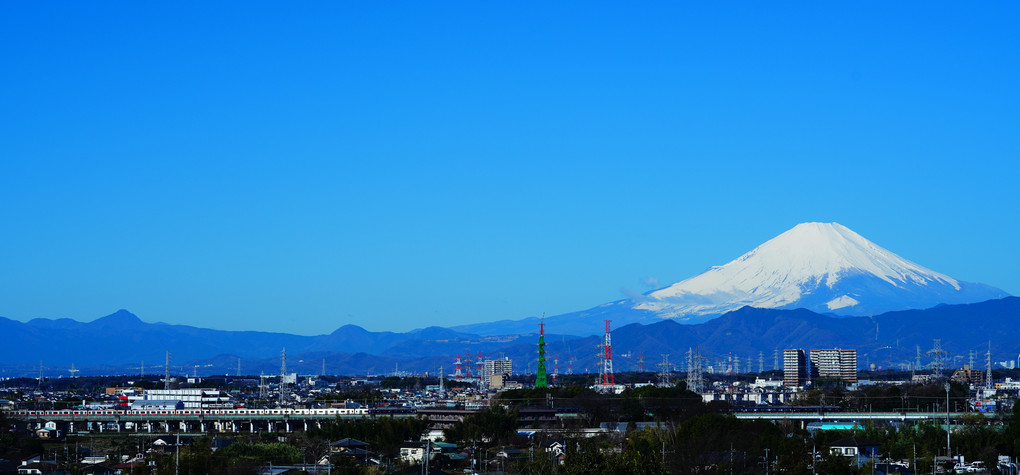 クリアーな富士山を背景に相鉄いずみ野線の上り下り電車が交差❣