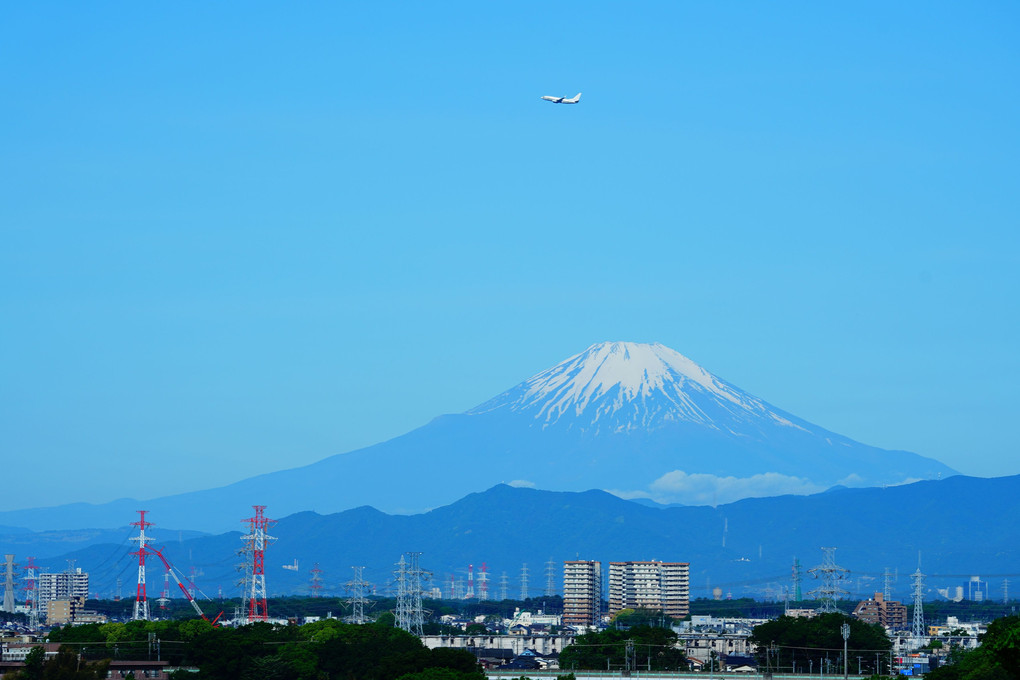 富士山の前を上昇中の哨戒機