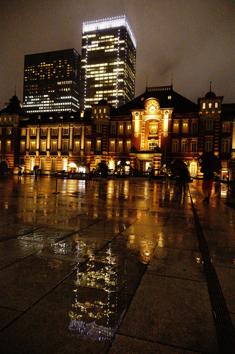 台風が近づく雨の歩道に映える東京駅舎♪♪